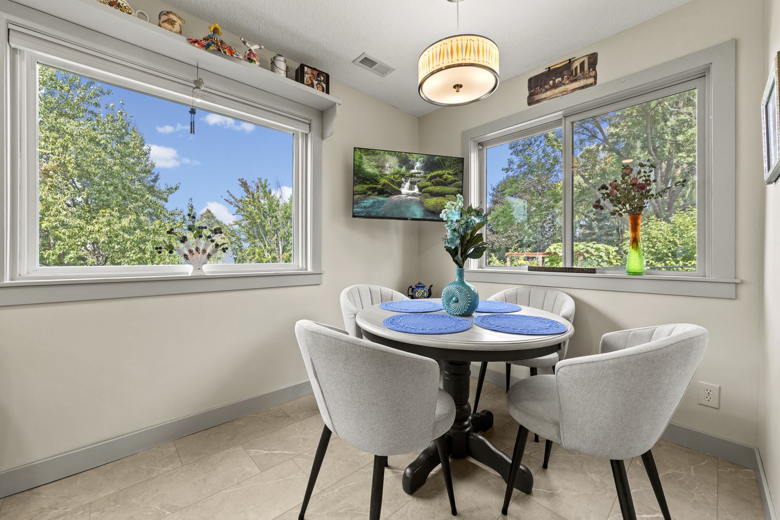 Breakfast nook with round table and windows