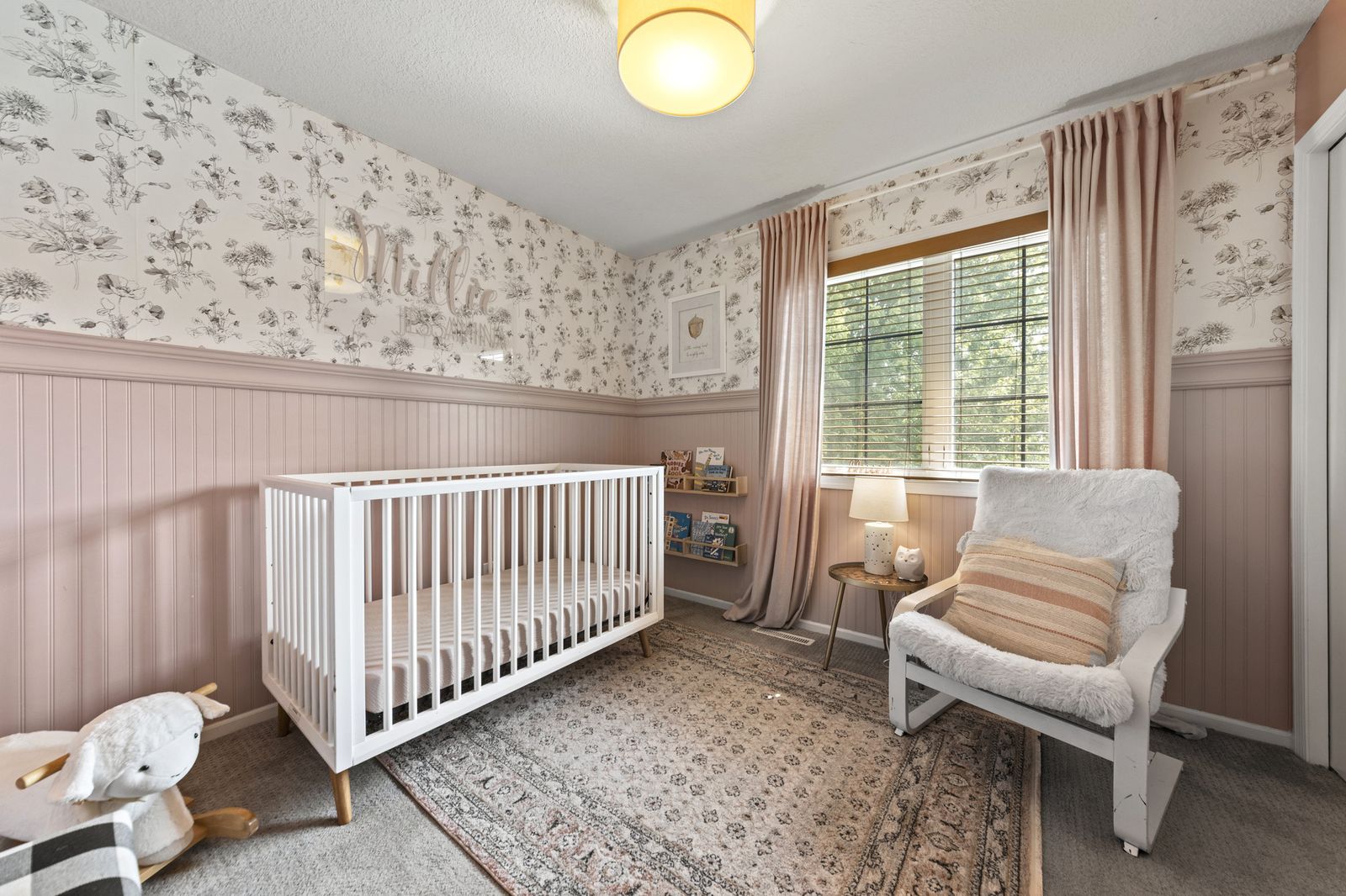 Nursery with crib and pink and white décor
