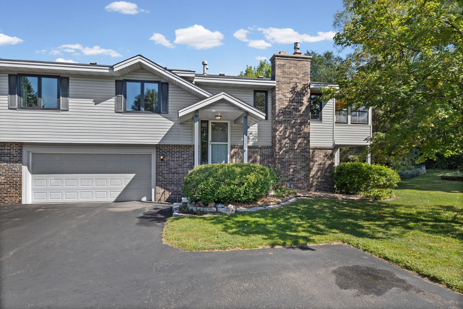 Photo of 5642 Chatsworth Street North, Shoreview, MN 55126